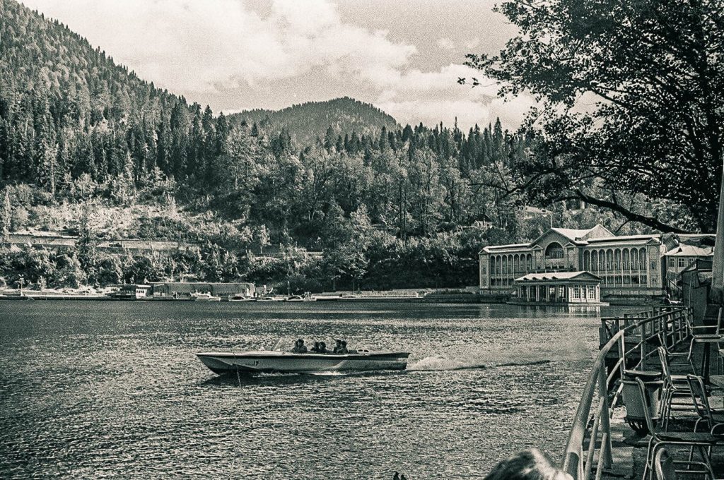 Вид на озеро Рица, пристань и лодочную станцию. Абхазская АССР. 1970 г. Автор съемки Вдовенко Б.Е